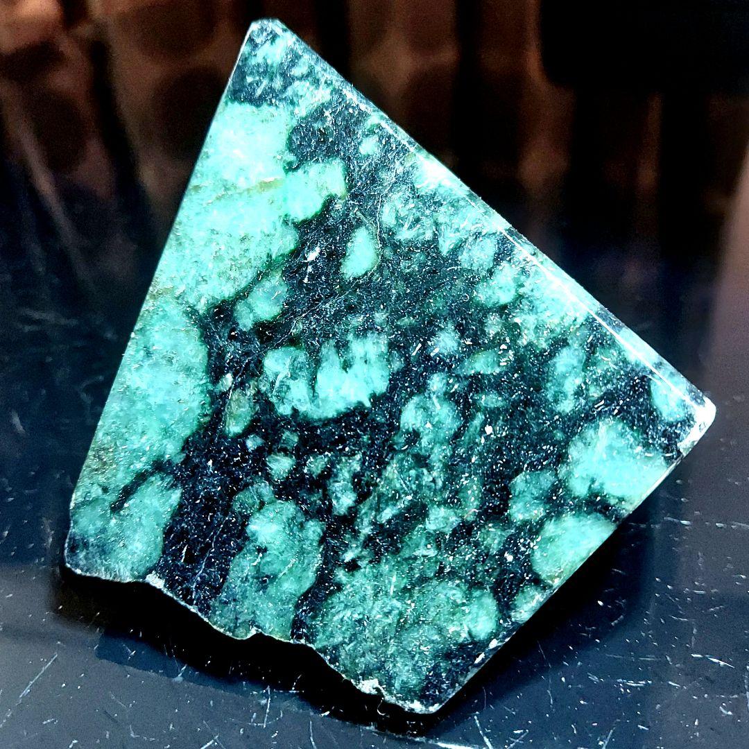 黒とグレーのマーブル模様が渋くかっこいい JADEITE本翡翠 4面磨き 546