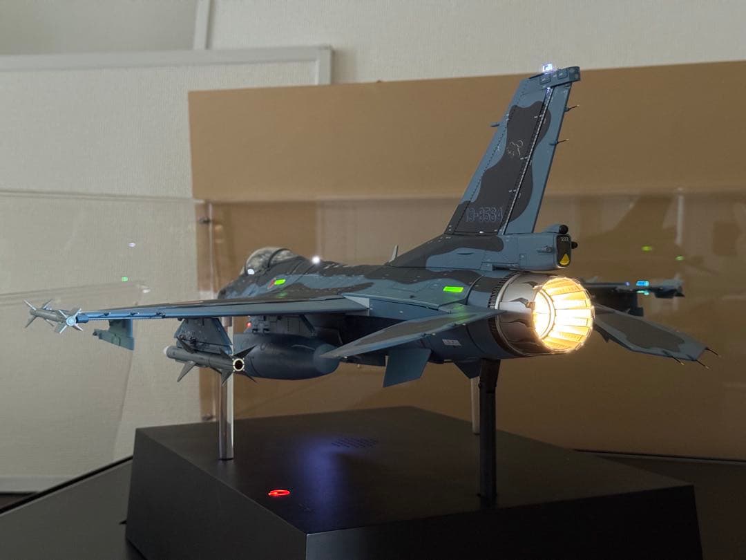 ディアゴステーニF-2A 戦闘機　専用ディスプレイケース付き