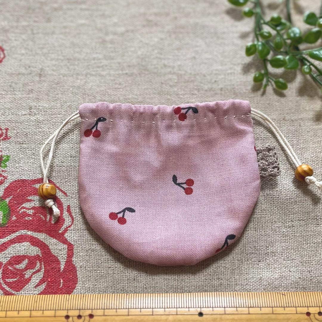 No.2305-7 手のひら巾着サシェ 香り袋 くすみピンクのさくらんぼ