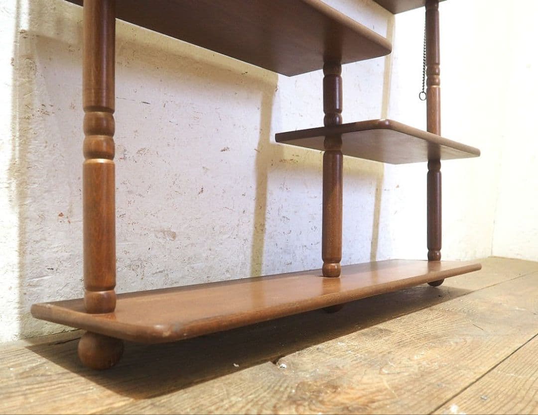 1347　レトロモダンなウォールラック　壁掛け式　飾り棚　陳列棚　ヴィンテージ