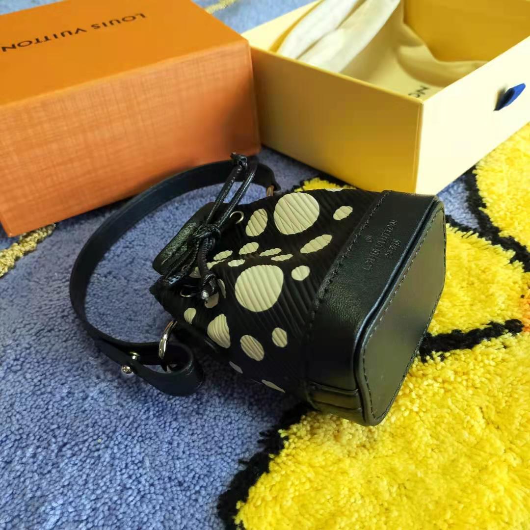 LOUIS VUITTON × 草間彌生ミニバケットバッグペンダント - メルカリ