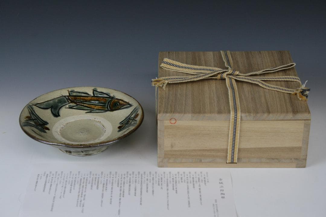 壺屋焼 人間国宝 金城次郎 作 釘彫り魚文五寸皿（重ね焼） - メルカリ