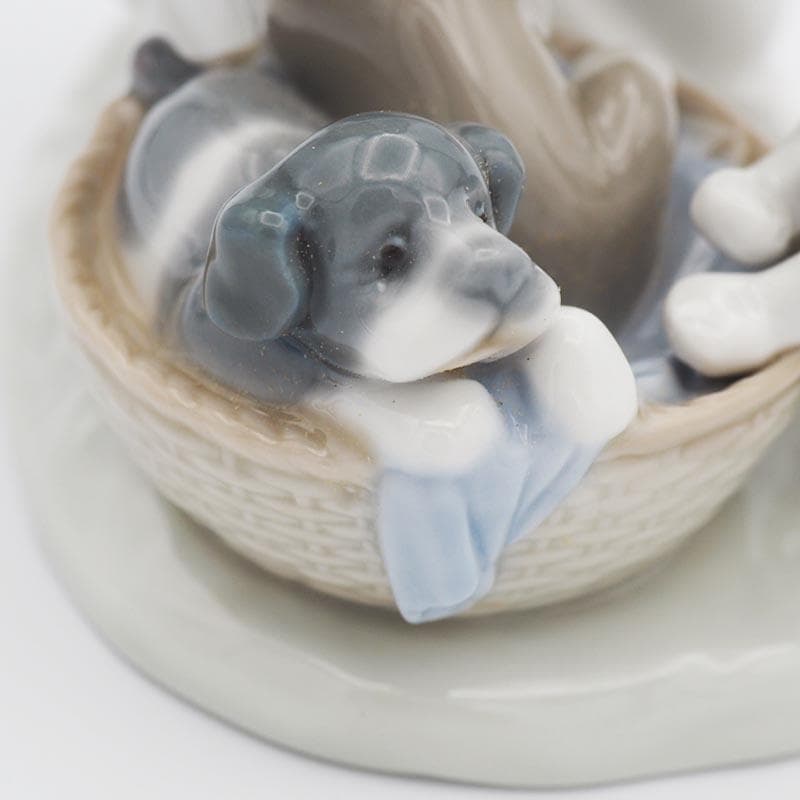 リヤドロ 5595 こっそりお外へ 仔犬 スペイン 少女 フィギュリン