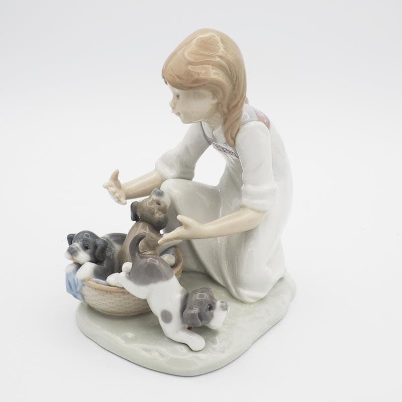 リヤドロ 5595 こっそりお外へ 仔犬 スペイン 少女 フィギュリン