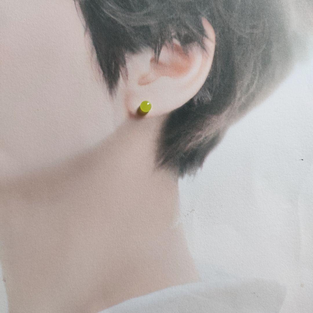 取引中　《ライムグリーン》*カラフルなガラスの小粒ピアス/イヤリング