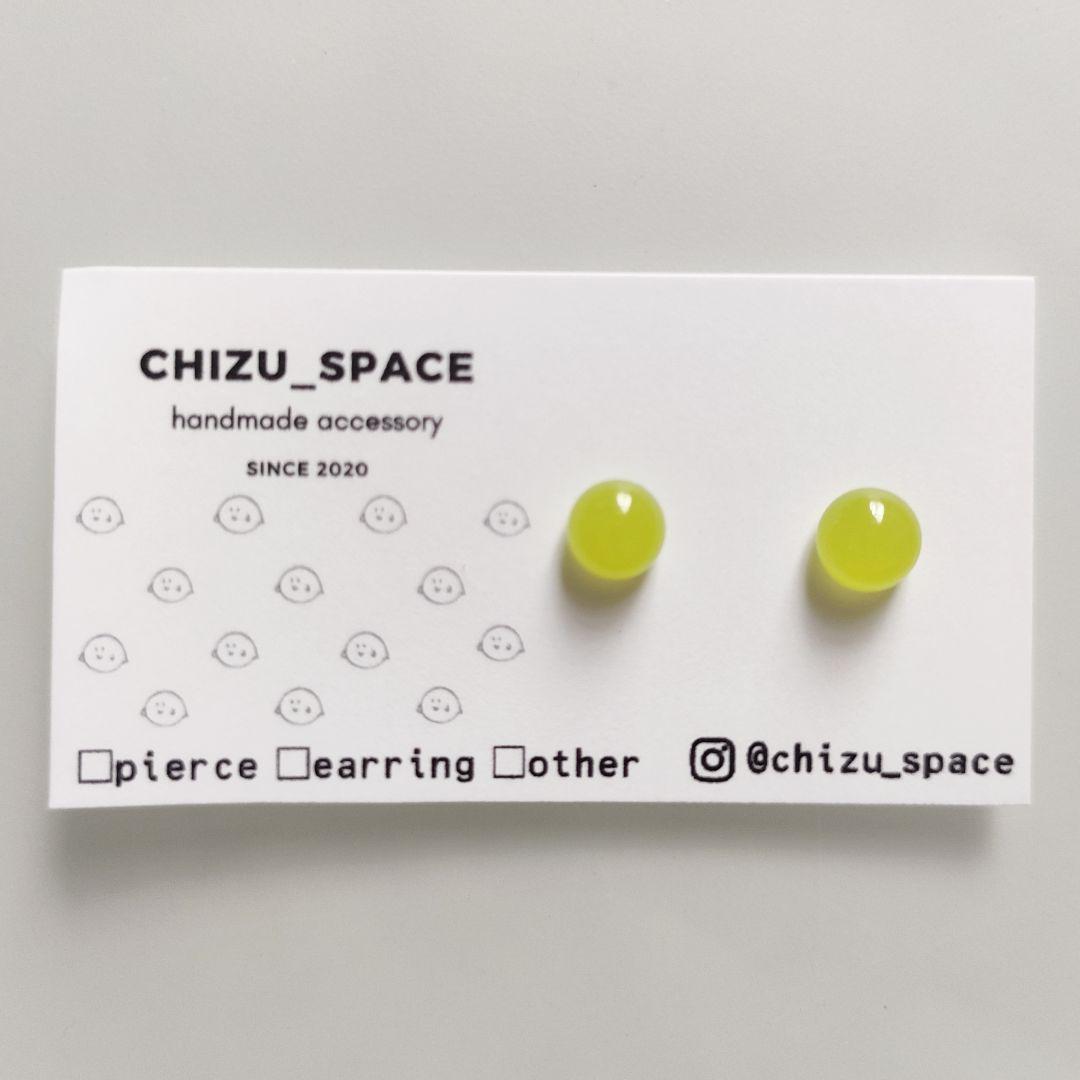 取引中　《ライムグリーン》*カラフルなガラスの小粒ピアス/イヤリング