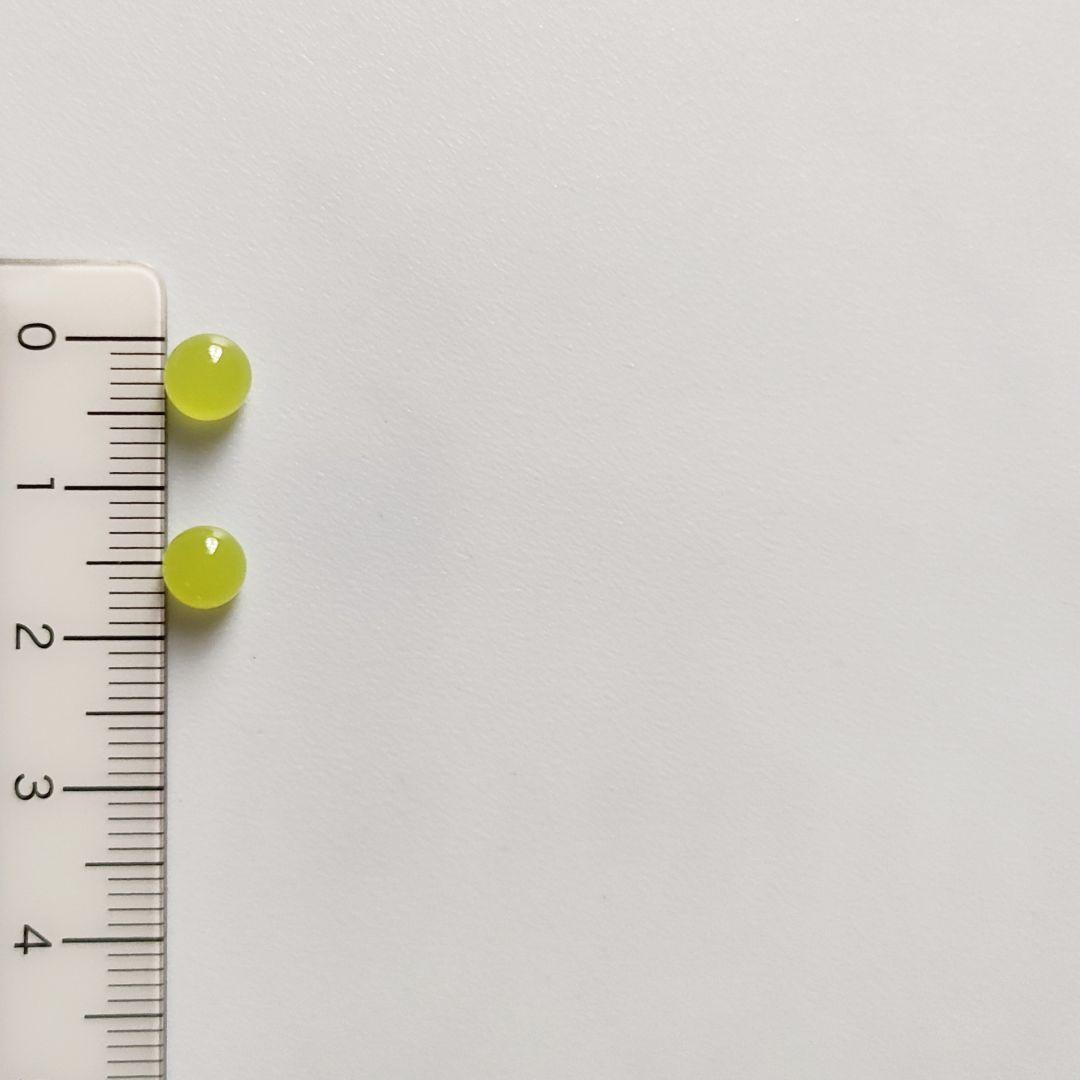 取引中　《ライムグリーン》*カラフルなガラスの小粒ピアス/イヤリング