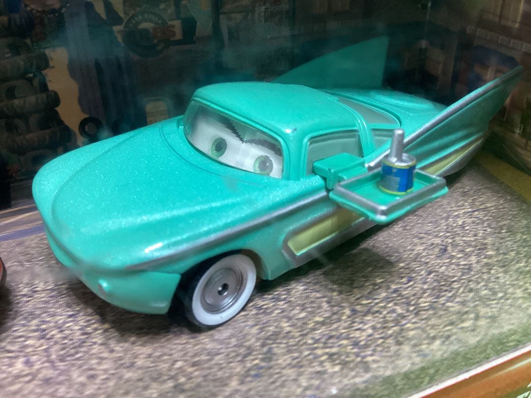 ディズニーカーズ マテル 新品 ウェイトレス・ミア&ティア トレイ持ち