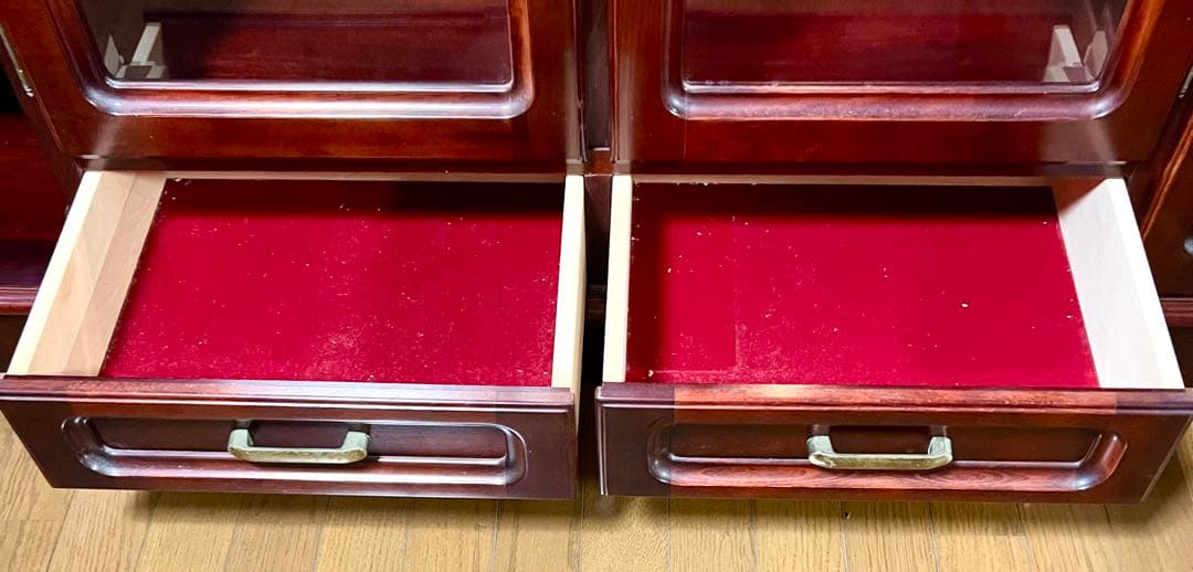 【最安値】木製3ドア・引き出し2つキャビネット ライト付き