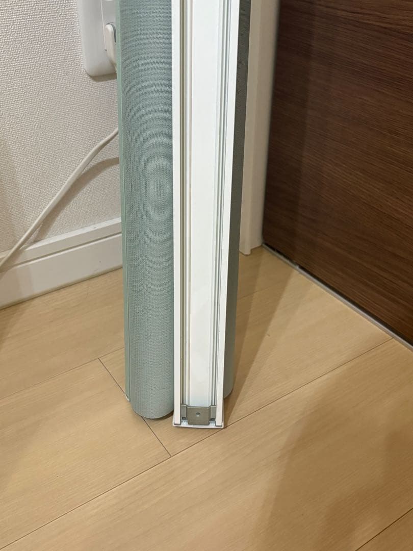 ニトリ　 ロールスクリーン　左操作のもの1つ　取付金具付き　高さ250×幅184