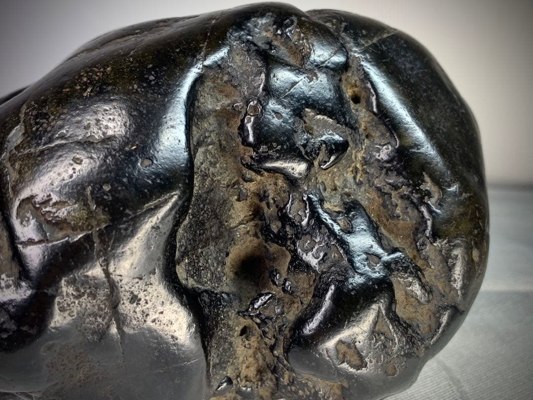 4271 加茂川練真黒石 『玄達深趣』桐箱 2kg 自然石 鑑賞石