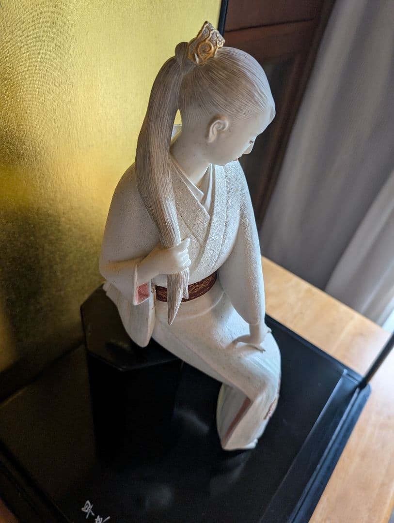 西頭哲三郎作 陶器製日本人形 「早春」- 繊細な美しさが光る