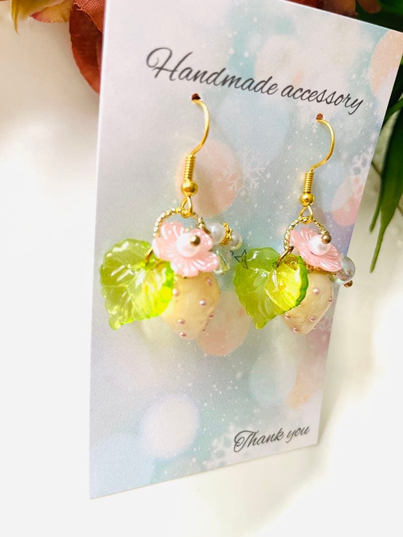 NO.64 ピアス　イヤリング　チャーム　いちごちゃん　レジン