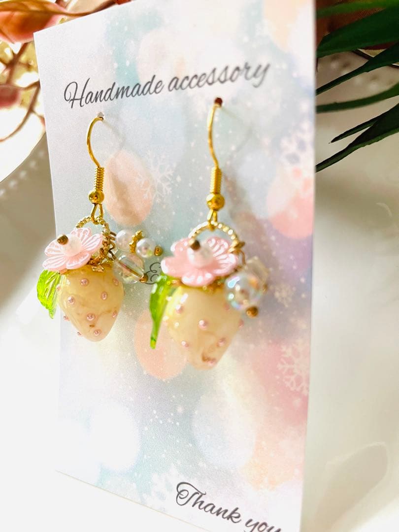 NO.64 ピアス　イヤリング　チャーム　いちごちゃん　レジン