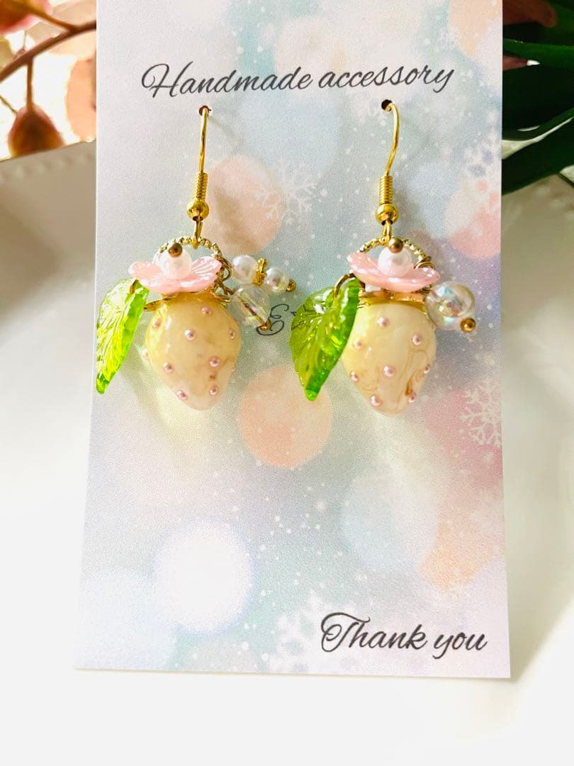 NO.64 ピアス　イヤリング　チャーム　いちごちゃん　レジン