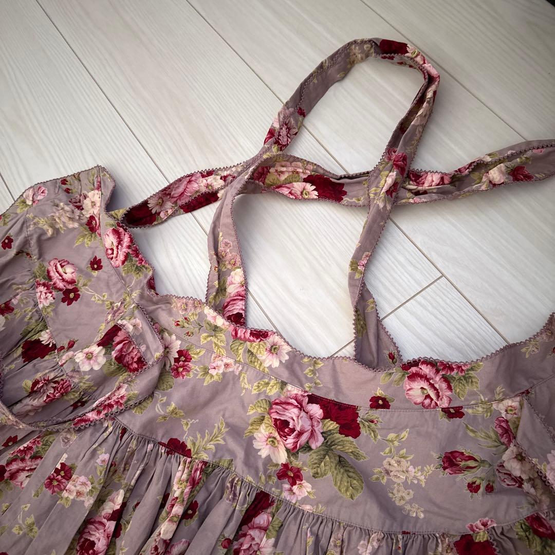 フリルたくし上げ付き花柄エプロンスカート