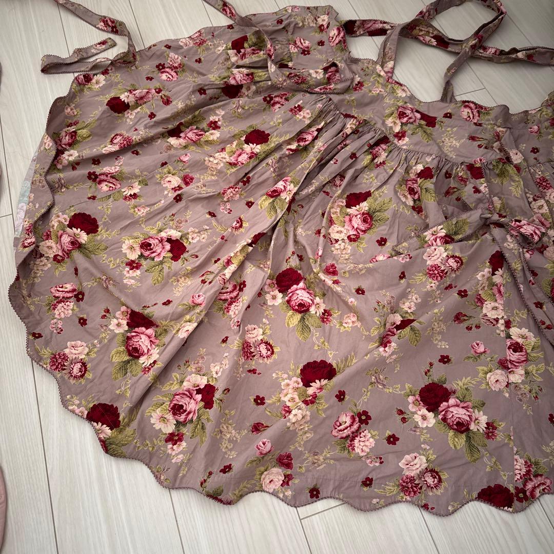 フリルたくし上げ付き花柄エプロンスカート