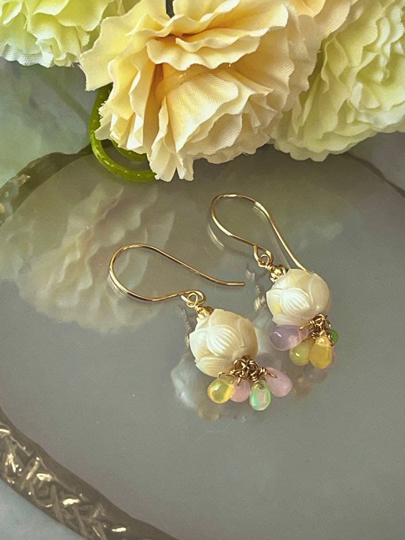 SALE☆14kgf白蝶真珠蓮カービングピアス