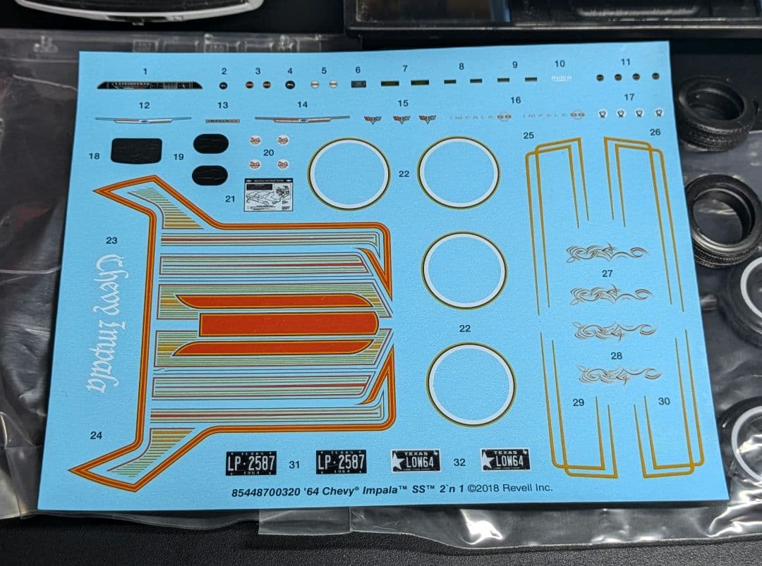 レベル 1/24スケール インパラ・キャデラックプラモデル2台セット