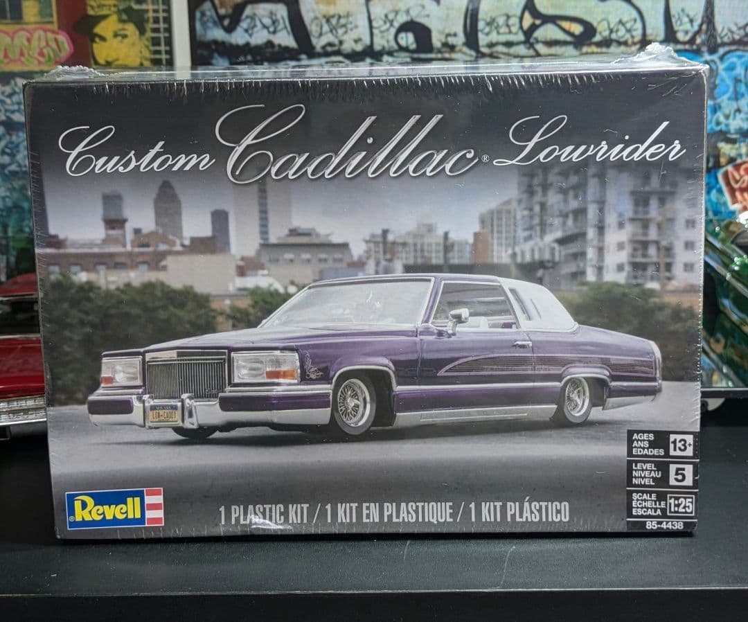 レベル 1/24スケール インパラ・キャデラックプラモデル2台セット