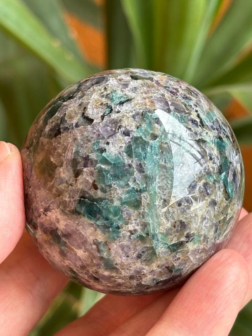 レアストーン　アイオライト&エメラルド&トルマリンの共生　5.5cm スフィア
