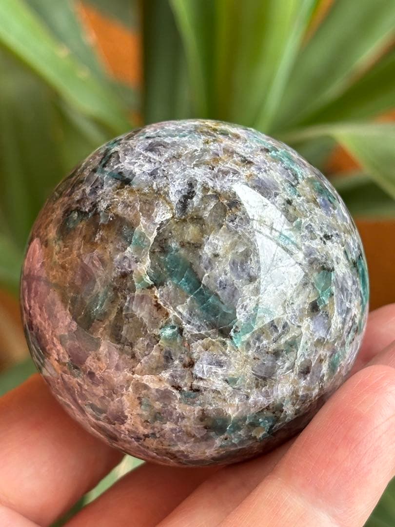 レアストーン　アイオライト&エメラルド&トルマリンの共生　5.5cm スフィア