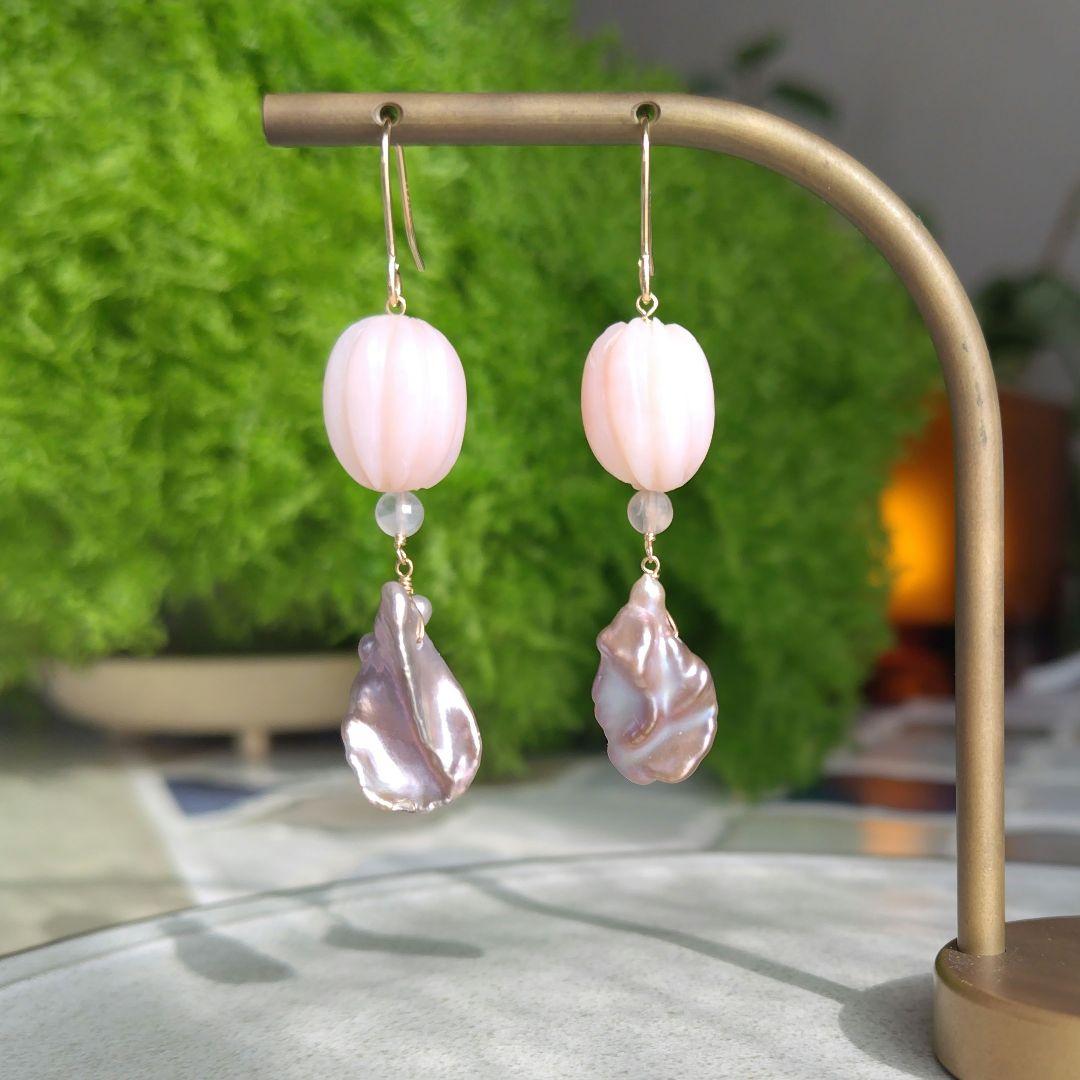 １4Kgf春来い！ピアス　優しいピンクオパールとワイルドグレーバロック