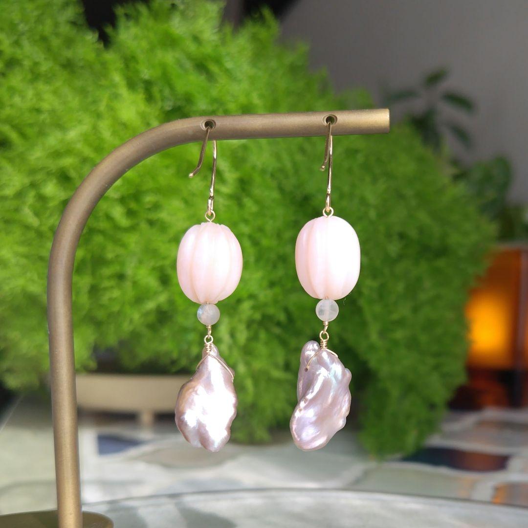 １4Kgf春来い！ピアス　優しいピンクオパールとワイルドグレーバロック