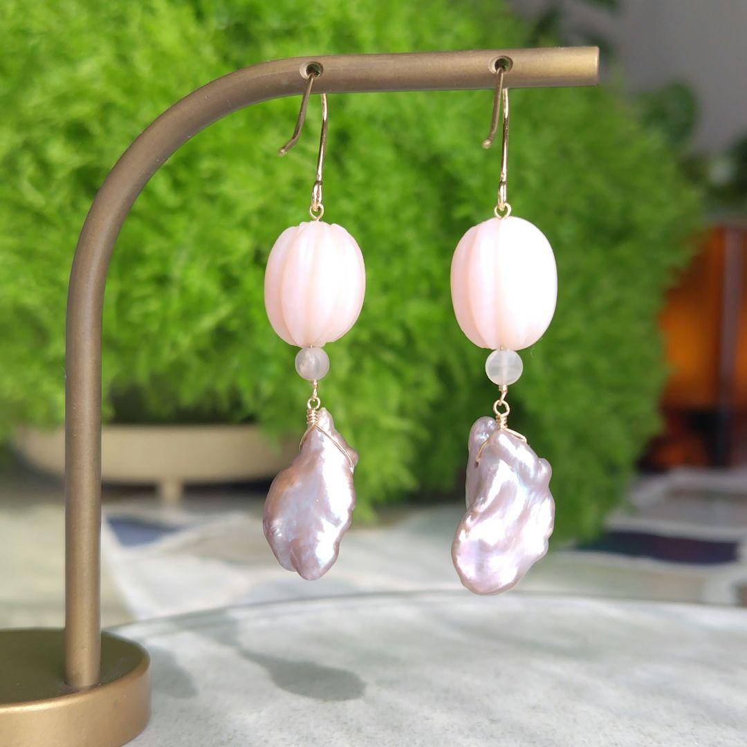 １4Kgf春来い！ピアス　優しいピンクオパールとワイルドグレーバロック