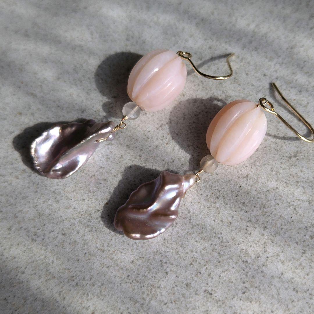 １4Kgf春来い！ピアス　優しいピンクオパールとワイルドグレーバロック