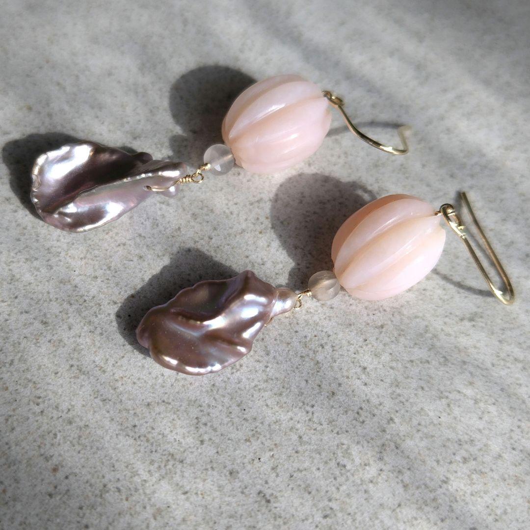 １4Kgf春来い！ピアス　優しいピンクオパールとワイルドグレーバロック