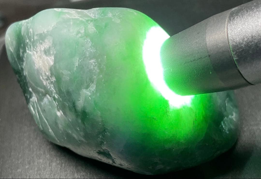 金山谷の緑色］ 翠色の透過 糸魚川翡翠42g ヒスイ ひすい