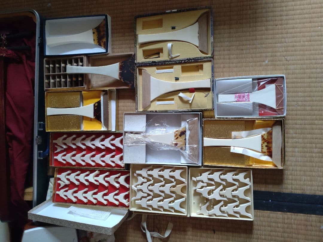 筝３面　三味線２丁　プラス琴柱（４セット）やバチ（８本）やケースのセット