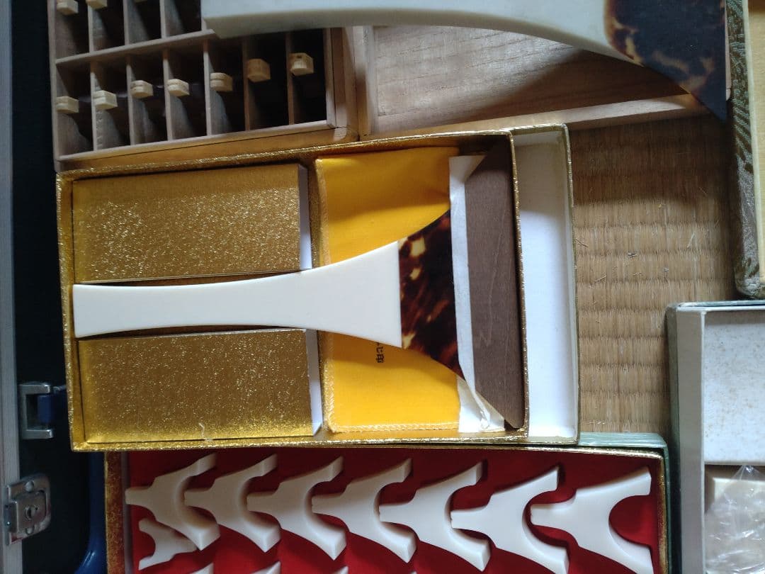 筝３面　三味線２丁　プラス琴柱（４セット）やバチ（８本）やケースのセット