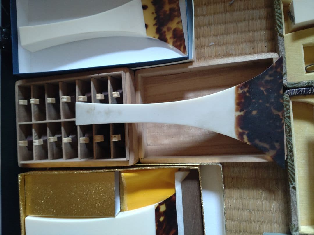 筝３面　三味線２丁　プラス琴柱（４セット）やバチ（８本）やケースのセット