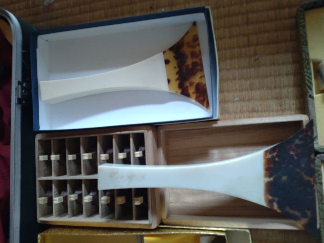 筝３面　三味線２丁　プラス琴柱（４セット）やバチ（８本）やケースのセット