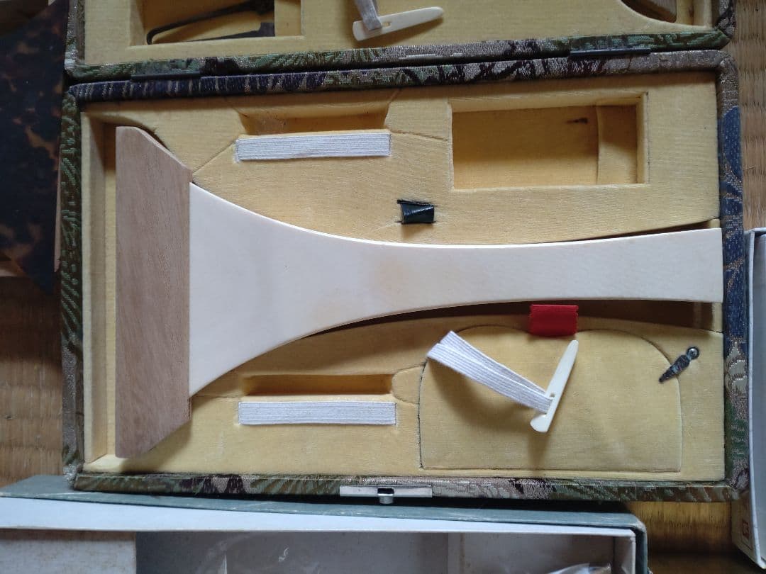 筝３面　三味線２丁　プラス琴柱（４セット）やバチ（８本）やケースのセット