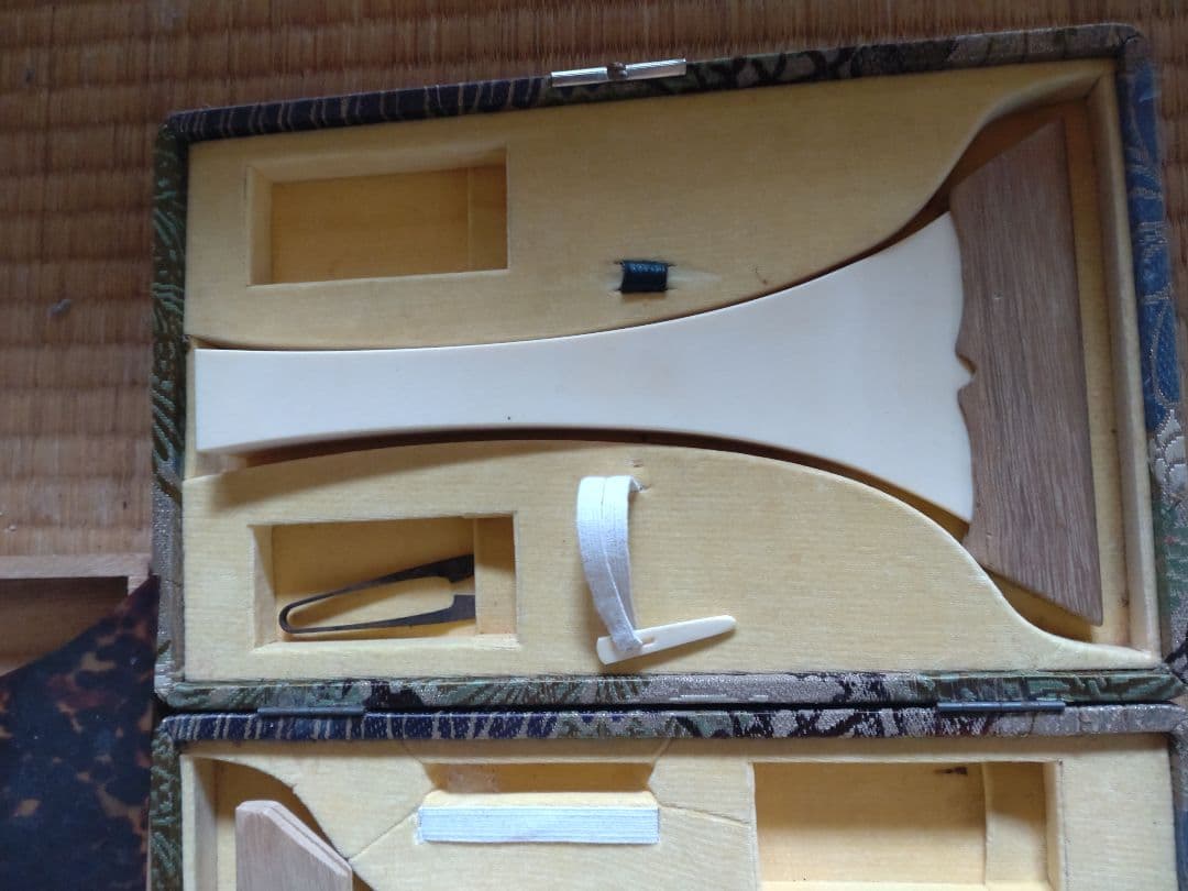 筝３面　三味線２丁　プラス琴柱（４セット）やバチ（８本）やケースのセット