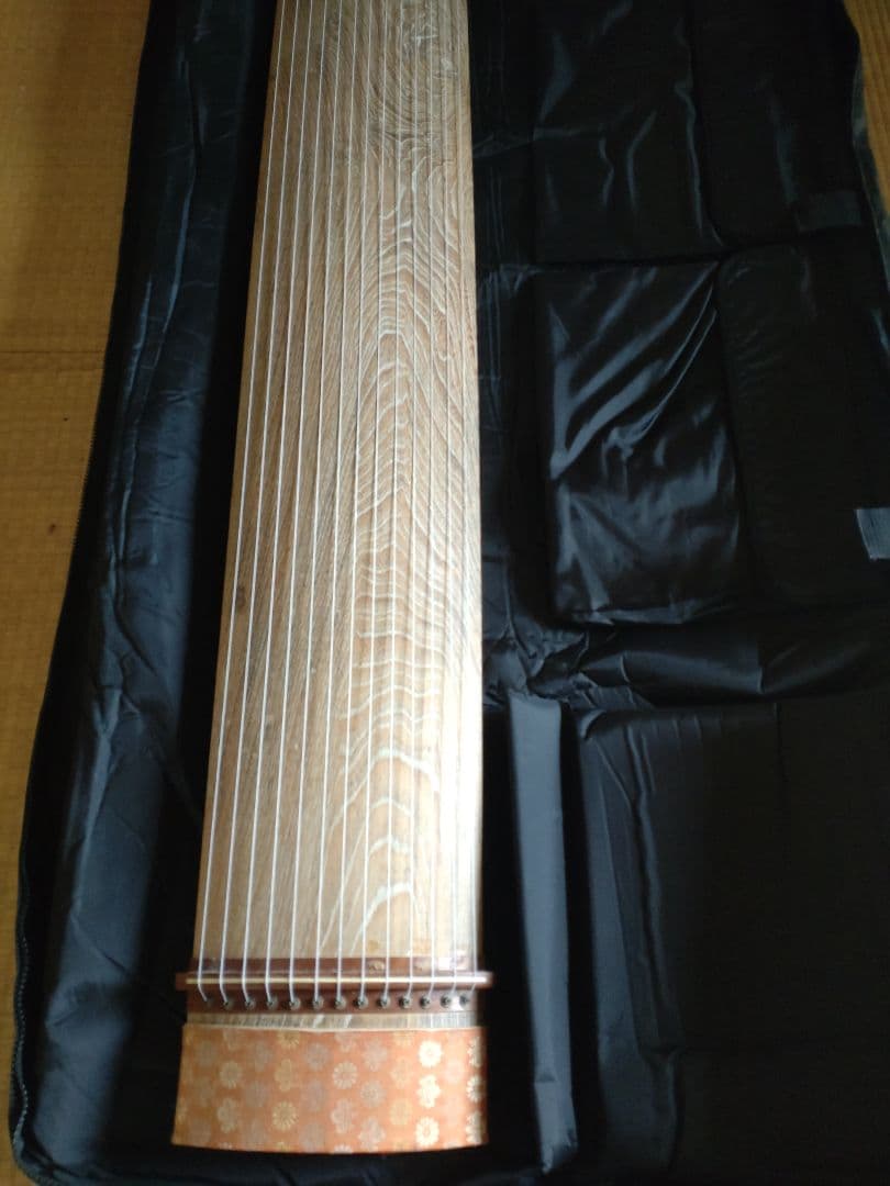 筝３面　三味線２丁　プラス琴柱（４セット）やバチ（８本）やケースのセット