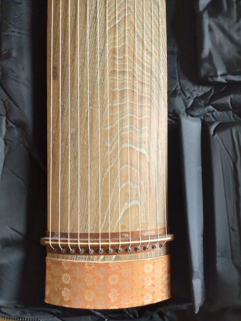 筝３面　三味線２丁　プラス琴柱（４セット）やバチ（８本）やケースのセット