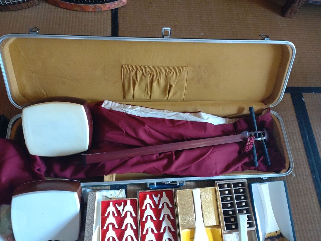 筝３面　三味線２丁　プラス琴柱（４セット）やバチ（８本）やケースのセット