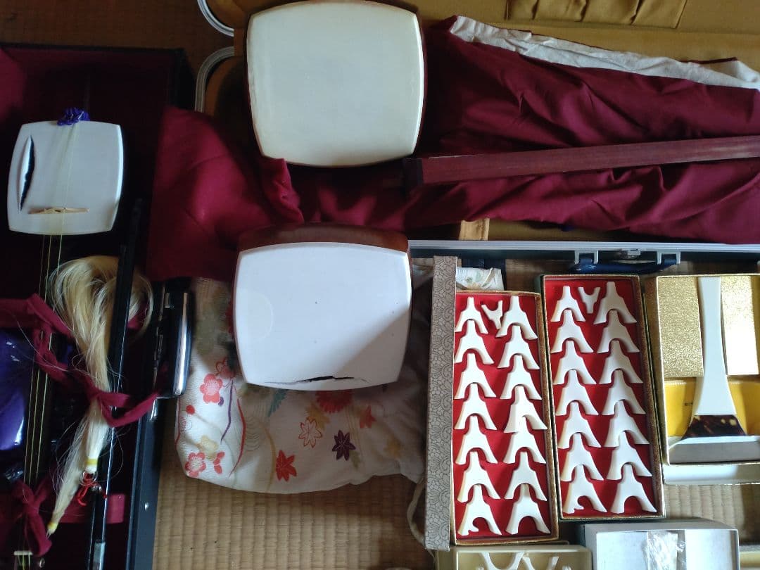 筝３面　三味線２丁　プラス琴柱（４セット）やバチ（８本）やケースのセット