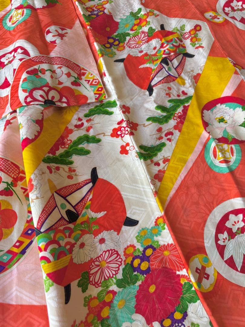 七五三に★アンティーク着物　コーラルピンクに切嵌文　糸巻きと四季花々　5歳　7歳
