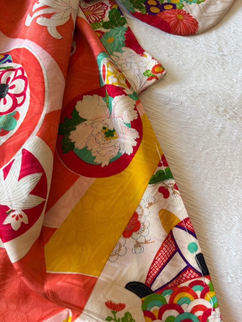 七五三に★アンティーク着物　コーラルピンクに切嵌文　糸巻きと四季花々　5歳　7歳