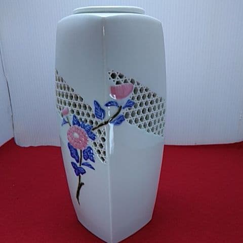 1200 蔵出し 珍品 有田焼 赤松白斎 白磁の花瓶 透かし模様が魅力