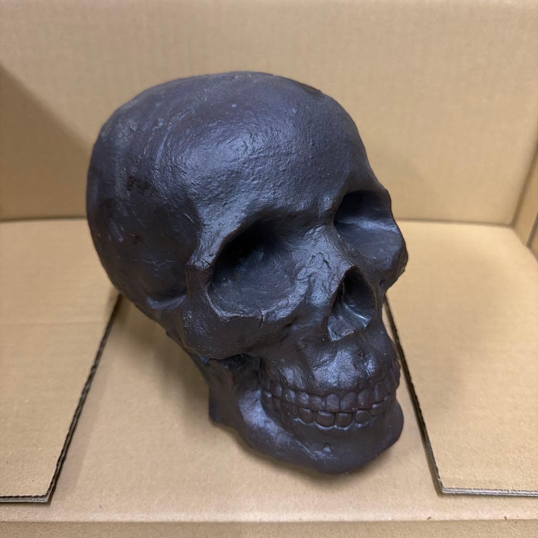 ダークブラウンの頭蓋骨置物　陶器