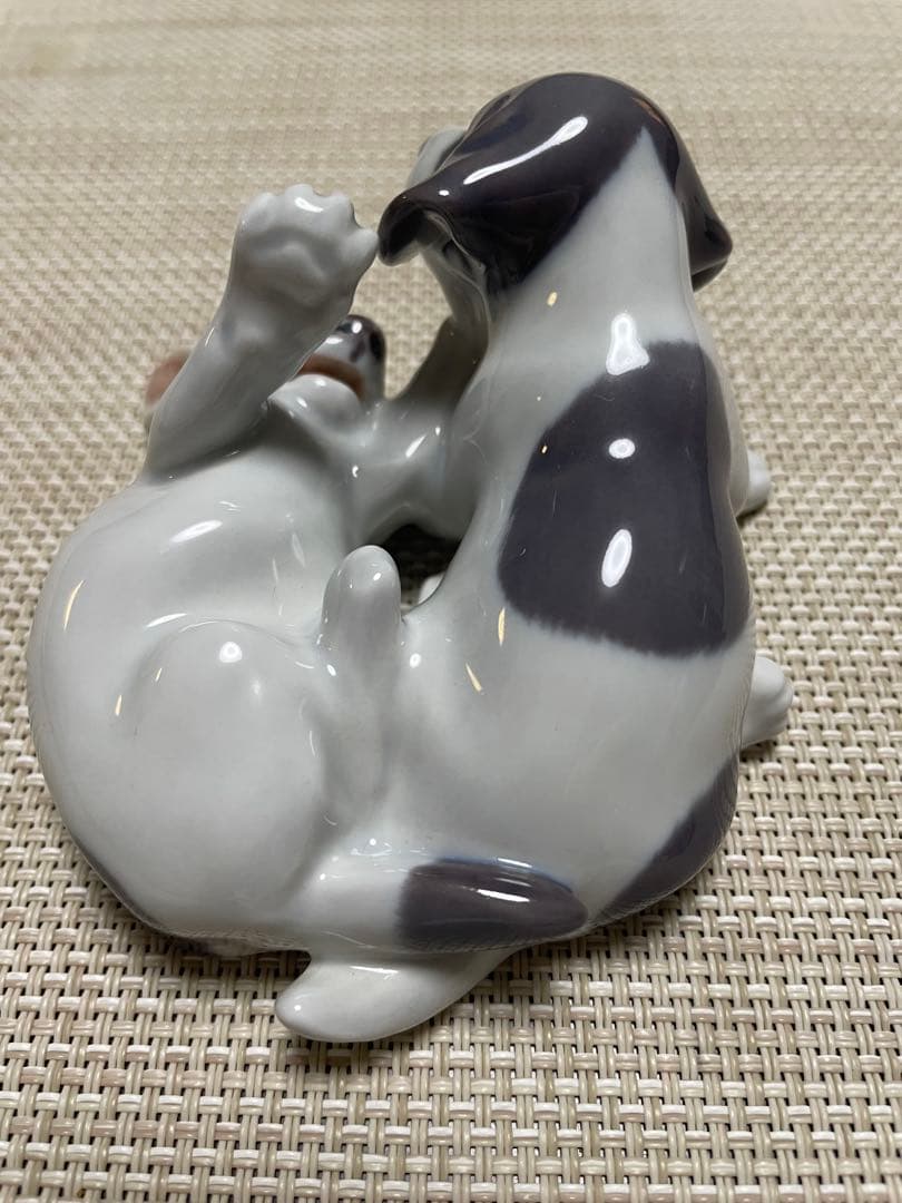 コペン　フィギリン　戯れている子犬