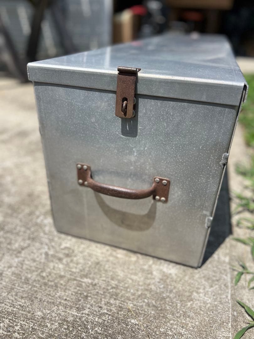 インダストリアル　アルミ　コンテナ　テレビ台にも