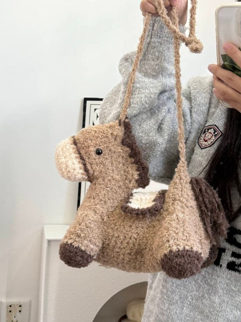 馬の形の編みぐるみポーチ