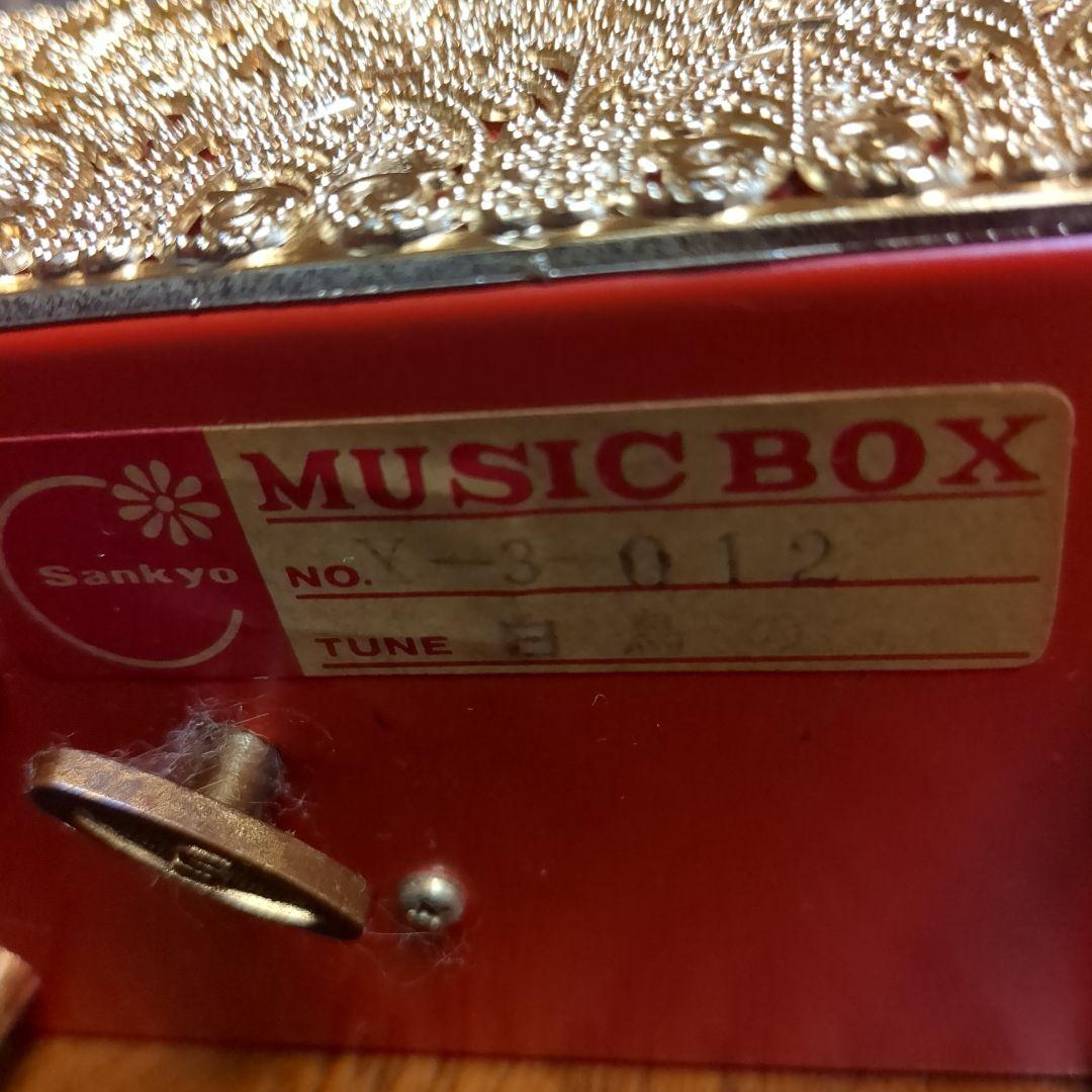 金色のオルゴール パール装飾付き